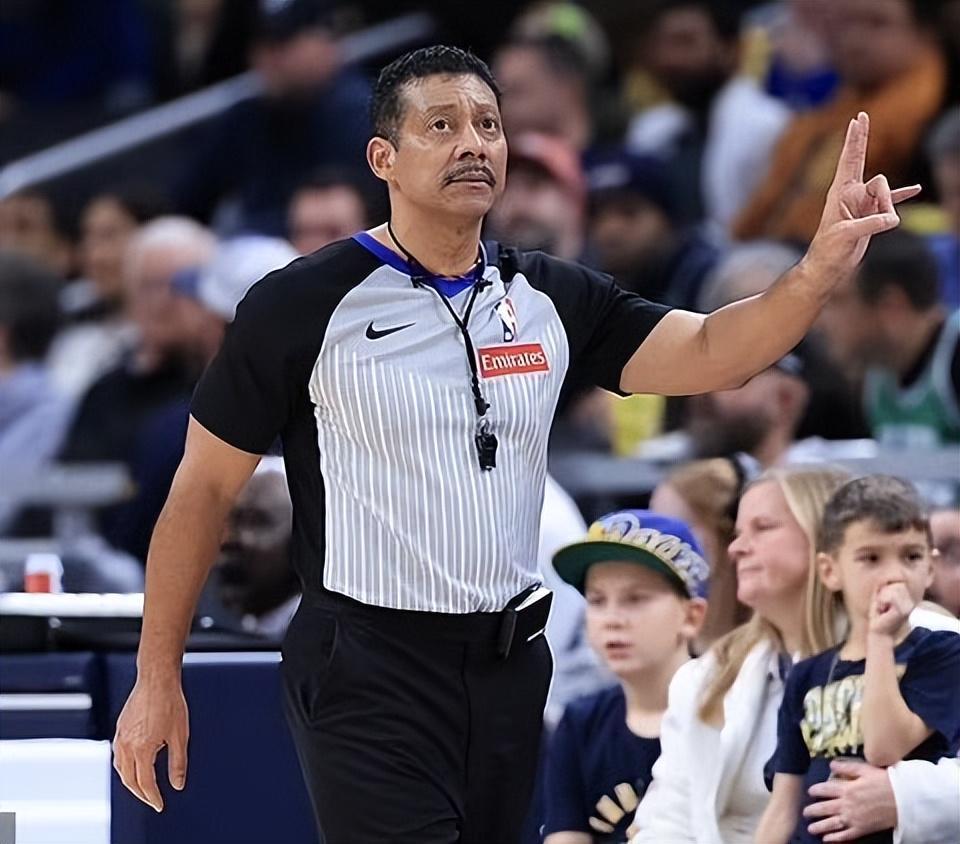 乐竞体育-名哨腿筋拉伤无限期休战！昨日坐轮椅离场 有望常规赛结束前回归